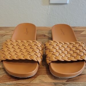 Size 5.5 tan Universal Thread woven slide sandals